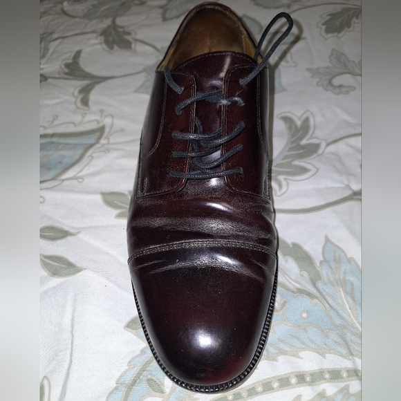 A pair of Cole Haans men's leather Oxfords in a size 9D. They're pre-loved - Picture 3 of 11